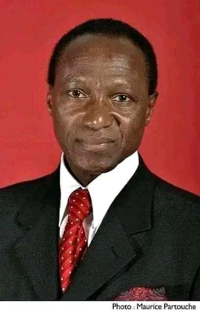 Camara Laye, un écrivain #guinéen reconnu pour son exploration de l'identité africaine et de la #culture traditionnelle. Quelques-unes de ses œuvres les plus connues :
1. "L'Enfant noir"(1953) 
2. "Le Regard du roi"(1954) 
3. "Dramouss"(1966) : 
4. "Le Maître de la parole"(1978)