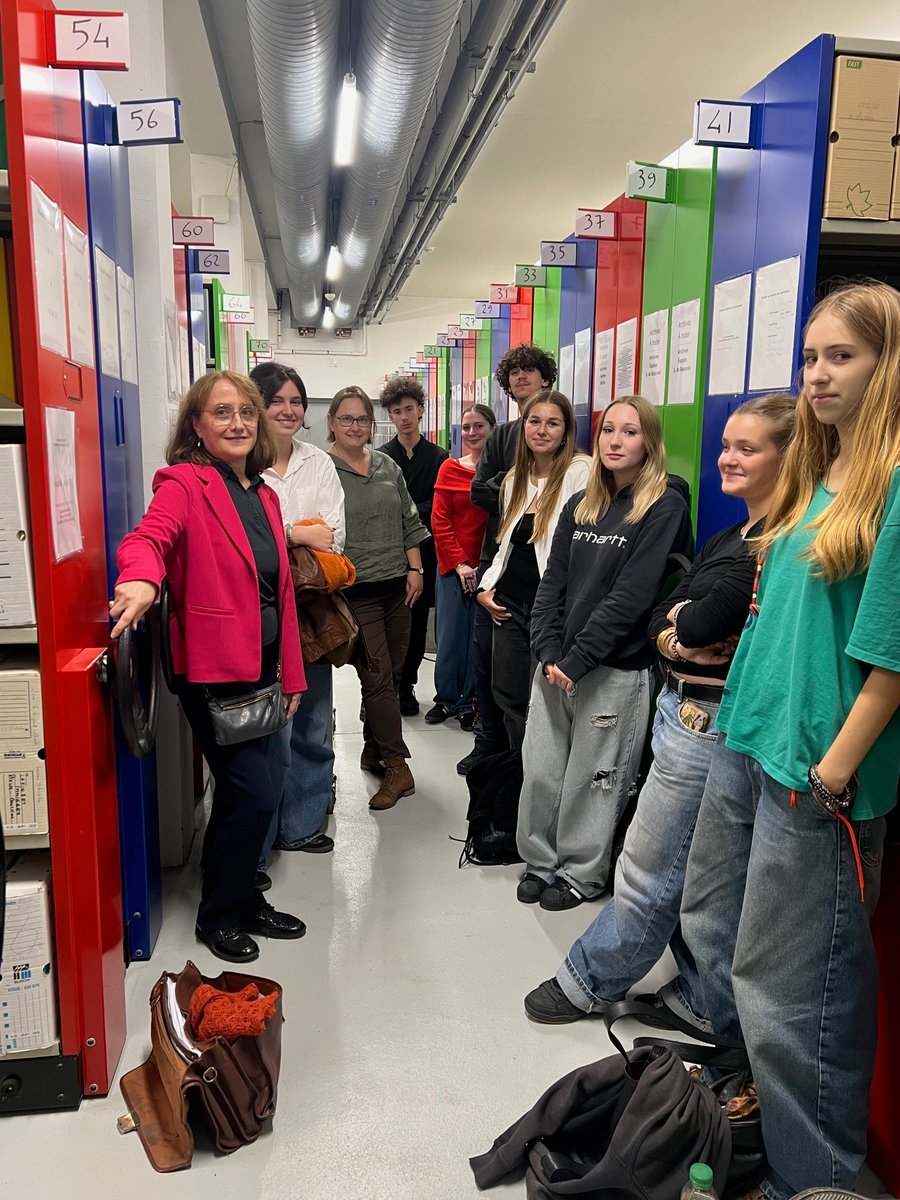 Visite du #Centredesarchivesdufeminisme par des lycéens de terminale,spécialité Histoire des arts,du lycée J. du Bellay d'Angers,+ leur prof,Muriel Masson.Elèves intéressé.es et découvrant notammt l'histoire du mouvemt suffragiste invisibilisée ds les manuels scolaires