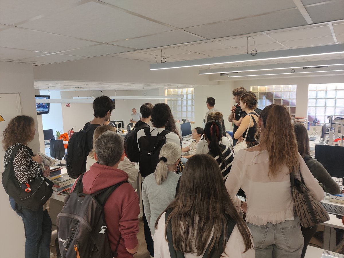 La setmana passada vam visitar la redacció del <a href="/diariARA/">diariARA</a> amb els dos grups d'estudiants d'Antropologia Econòmica per poder parlar amb l'<a href="/Albertmvidal/">Albert Martín</a>, cap d'Economia del diari, sobre com treballen per fer informació econòmica. Gràcies per rebre'ns!