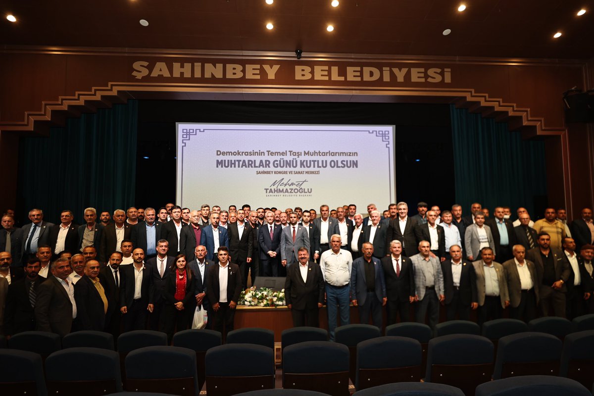 mtahmazoglu's tweet photo. Yerel yönetimlerin vazgeçilmez unsurları olan muhtarlarımızla bir araya geldik.

Mahallelerimizin değerli temsilcilerinin Muhtarlar Günü’nü kutluyor hizmetleri için teşekkür ediyorum.

Birlikte nice güzel hizmetlere.🤝🏻 https://t.co/HKWgcLO3Vw