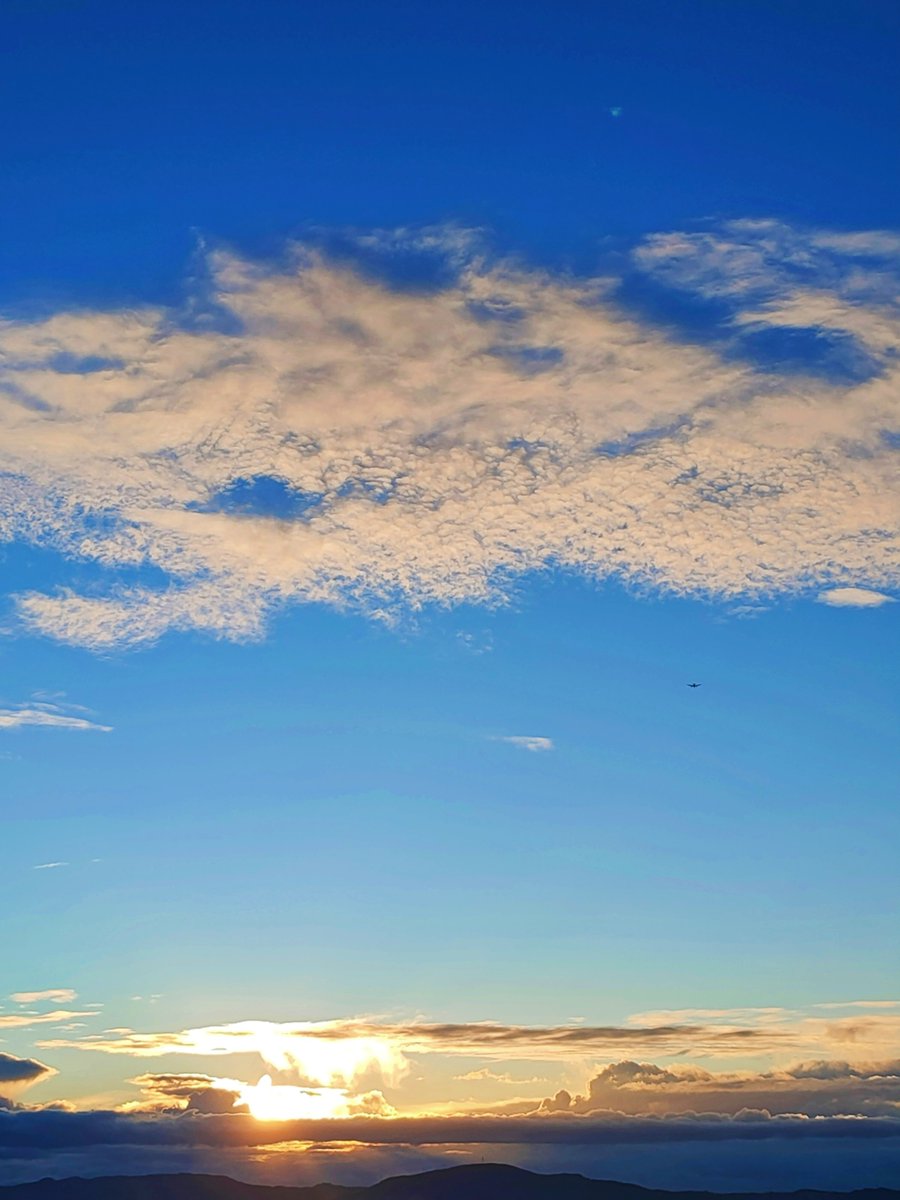 Diuen que _nunca es tarde si la dicha es buena_, doncs això, mai és tard si la foto és bona.

📷 Sortida de sol d'avui