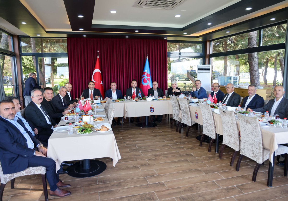 🏆❤💜Trabzonspor'umuzun Devetlisiydik.. 
📌Belediye Başkanımız Sn. Refik Kurukız , Trabzonspor Kulübü Başkanı Sn.Ertuğrul Doğan Bey'in dâvetine icabet ederek hasbihâl ettiler. 
📌Kıymetli  Başkanımıza misafirperverliğinden dolayı teşekkür ederiz.