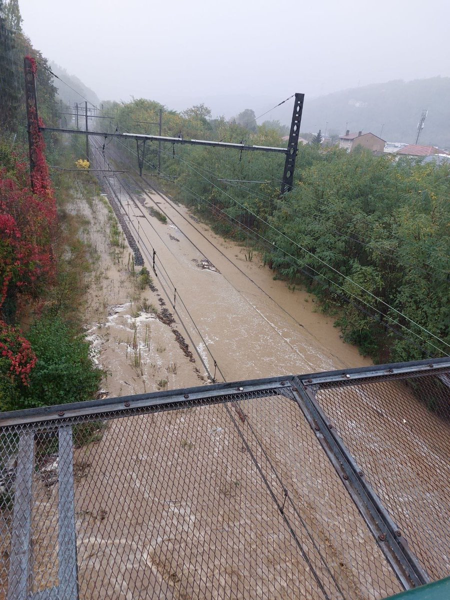 Quelques images des impressionnants dégâts sur les infrastructures ferroviaires en <a href="/auvergnerhalpes/">Auvergne-Rhône-Alpes</a> suite au passage de la tempête Leslie ⚠️

Nos équipes <a href="/SNCFReseau/">SNCF Réseau</a> sont mobilisées pour réparer les installations &amp; permettre une reprise des circulations dans les meilleurs délais