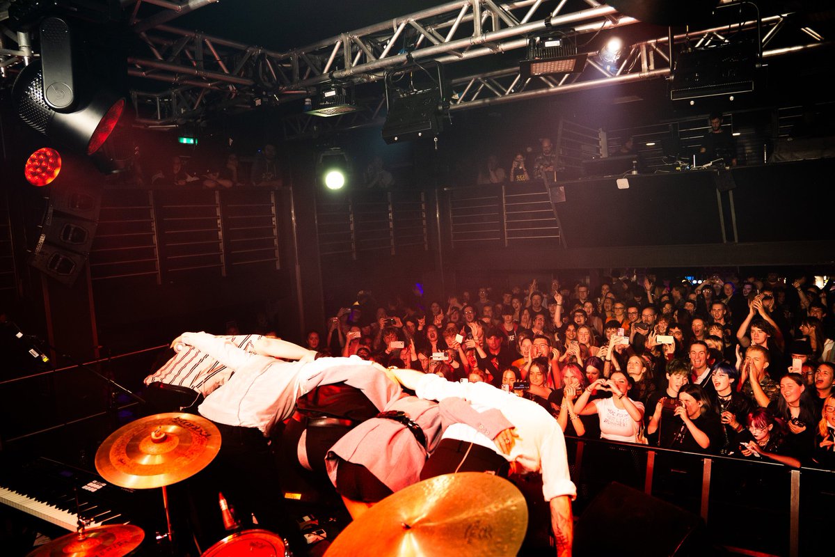 THANK YOU THWNK YOU THANK YOU EDINBURGH🏴󠁧󠁢󠁳󠁣󠁴󠁿🏰

Seb split his trousers on stage and I will never stop laughing about it.

We have now travelled across the seas. Belfast, you’re up.

Doors: 7
@disordertheband: 7:30
Us lot: 8:30

📸: <a href="/byfbarber/">freya🦂</a>