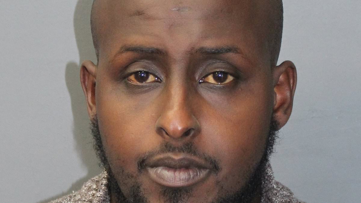 DailyMail's tweet image. Pictured: Vile predator who killed NHS worker mother-of-three, 37, by repeatedly orally raping her as she lay unconscious on park bench trib.al/eHSsX31