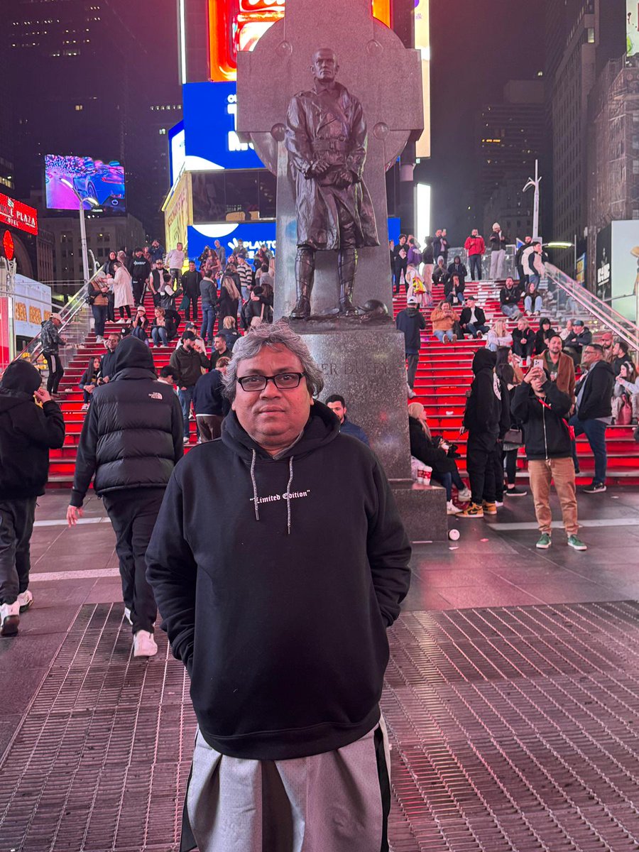 PoetShakeelAzmi's tweet photo. कुछ इस तरह से मिलें हम कि बात रह जाए 
बिछड़ भी जाएं तो हाथों में हाथ रह जाए 

अब इसके बाद का मौसम है सर्दियों वाला 
तिरे बदन का कोई लम्स साथ रह जाए 

मैं सो रहा हूं तिरे ख़्वाब देखने के लिए 
ख़ुदा करे मिरी आ��खों में रात रह जाए 

- शकील आज़मी 

New york,Times square,Raat aur hum https://t.co/wj3JyDMnL3