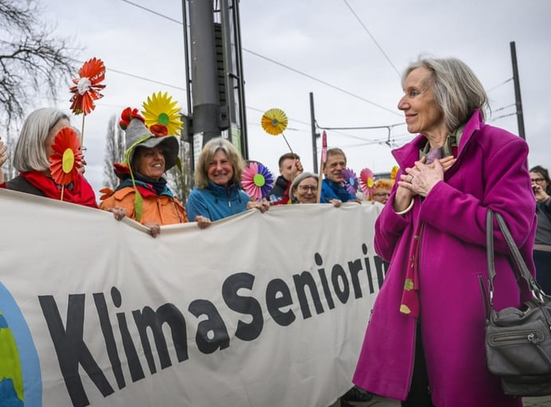 BurkhardtPhilip's tweet photo. Die #Rechtskommission des Nationalrates will nichts davon wissen, dass in der Schweiz mehrere Geschädigte gemeinsam eine #Klage einreichen können.
Sie beantragt mit 14 zu 10 Stimmen bei 1 Enthaltung, nicht auf die Vorlage zum kollektiven #Rechtsschutz einzutreten. (1/5) https://t.co/zvwAKRqYK0