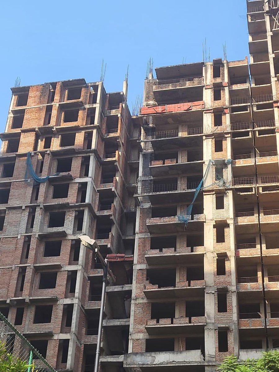 Surojit_Dasgupt's tweet photo. @CeoNoida  Sir we residents of Exotica Fresco Sec 137, Noida, bring to your attention the precarious condition of the Shubkamna Building beside our society. The structure's debris poses a great threat to life and property as we have seen before with damaged cars . Pls help 🙏 . https://t.co/in0uwYCn47