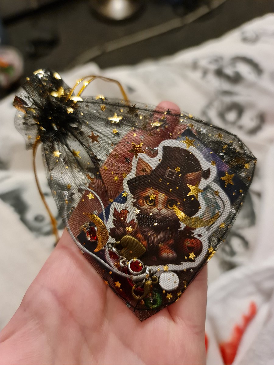 lainuxis's tweet image. Hi! To the Dreamers going to 
#London to see #DPR #dprworldtour2024 #DPRtour2024 I will be giving out some freebie gift bags with some charms &amp;amp; smth sweet, feel free to say hi if you spot me in the crowd!!! #DPRIAN #DPRARTIC #DPRCREAM #dprLondon2024
#dreamersfamily