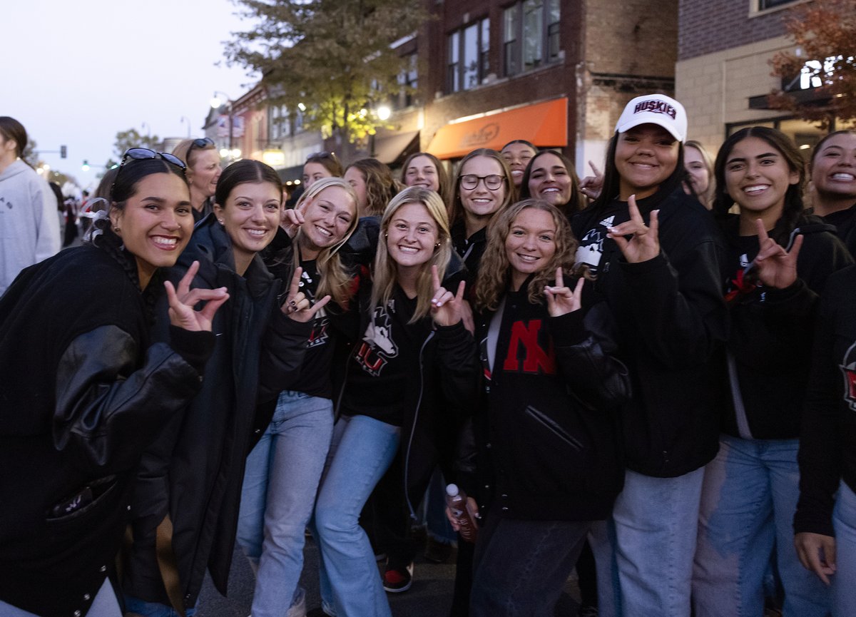 NIUSoftball's tweet photo. We had a blast at the 2024 NIU Homecoming Block Party 🐾🥎 https://t.co/ZwWvfx1m9B