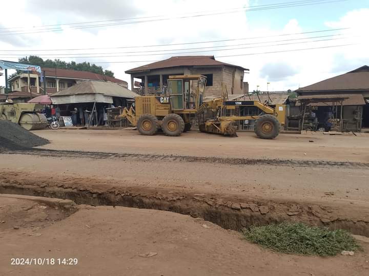 OSBAYO_94's tweet photo. Though we know this is not lasting solution but it will salvage the situation.

We will not keep quiet.
Our voices is being heard.

#fixogbomosoroadnow 
#rehabilitateogbomosoroad 
#fixogbomosoroad 
#oyostategovernment 
@highlight https://t.co/qVc8Zh4516