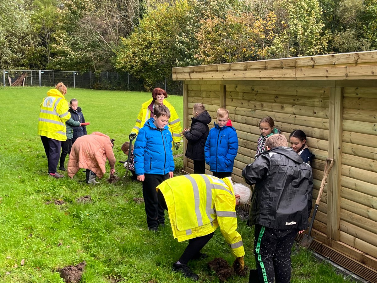 We enjoyed another visit from our friends from OV Pride today. We helped to set up a new bug house and planted bulbs. This will not only make the area around our outdoor classroom look nicer, it will also increase biodiversity in our garden too! #TheOVWay #article28