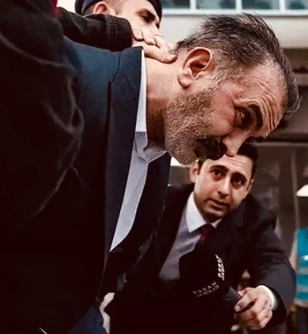 Dikkat ettiniz mi, cesur ve korkusuz bir savcı ortaya çıktı ve koca şebekeyi çökertti, yerle yeksan etti! Ama bunu bile gizli kamera ve sosyal medya desteğiyle yapmak zorunda kaldı.. Aksi takdirde, belki de bu olay buralara bile gelmeyecekti! Bu olanları görünce, kaç dosyanın