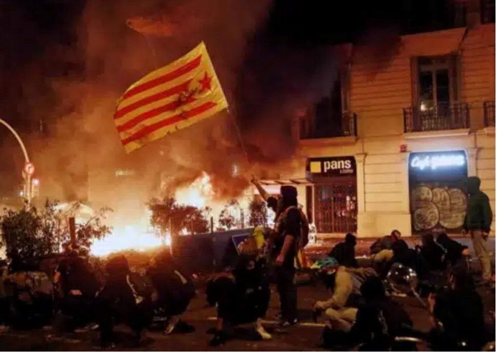 Avui fa 5 anys de la batalla d'Urquinaona. Ho vàrem tenir a tocar. La seva prudència els va fer traïdors.  Ara ja no ens queda res. Súbdits submissos de l'amo espanyol. Hi tornarem?
#Urquinaona