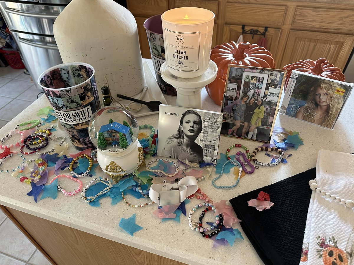 sillysnorin's tweet photo. Do u set up an eras tour shrine every time listening party happens or are u normal? ๐ค๐ซถ๐ปโจ
#TSTheErasTour #TSTheErasTourSetlistChapter @taylornation13 https://t.co/8FFP1U4aMt