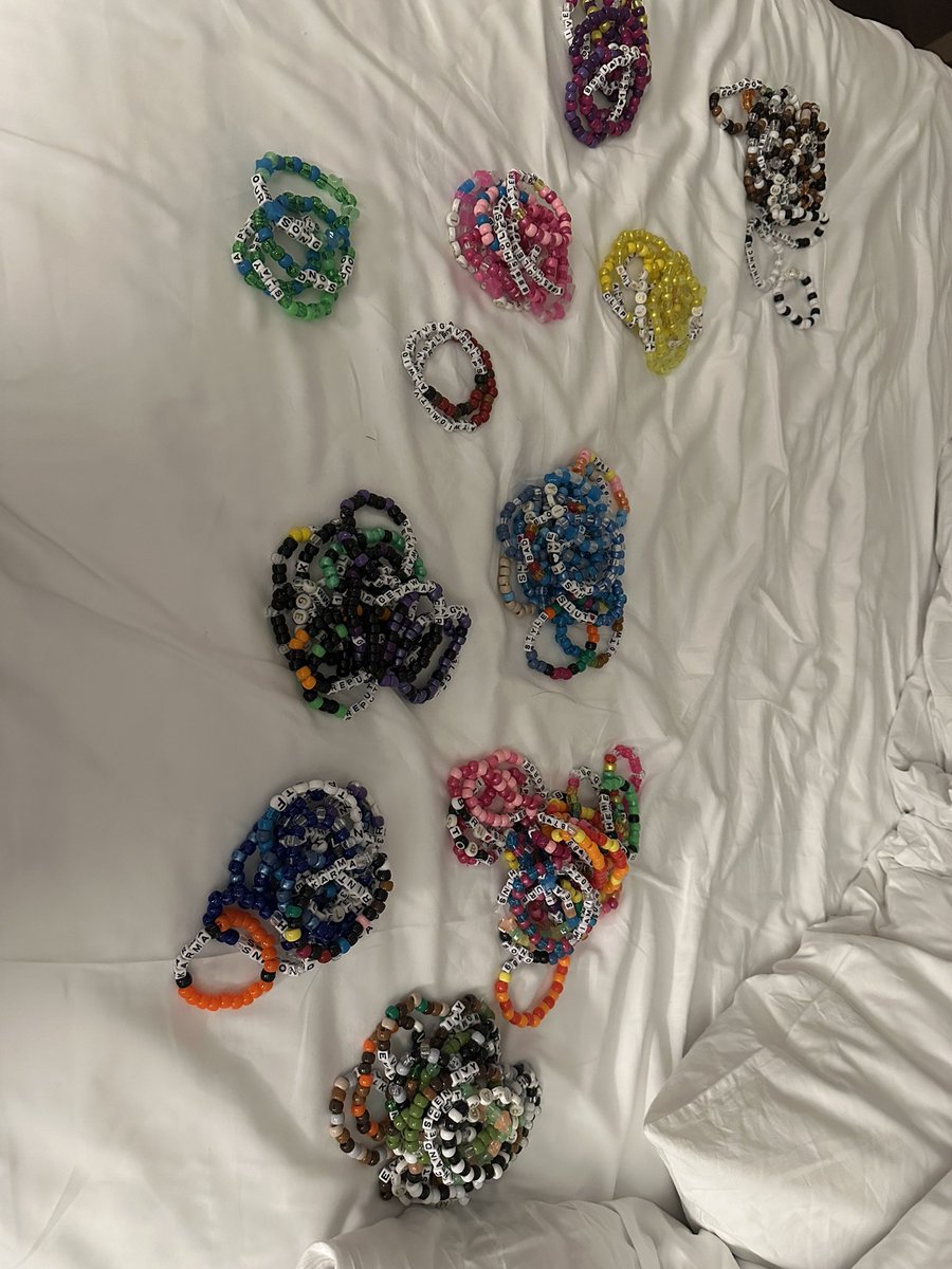 vinylswift89's tweet photo. i cry a lot (cuz itโs my last show) but im so productive (sorting bracelets), itโs an art ๐โโ๏ธ
#TSTheErasTour
#TSTheErasTourMiami
#TSTheErasTourSetlistChapter @taylornation13 https://t.co/w4HlKNgTxq