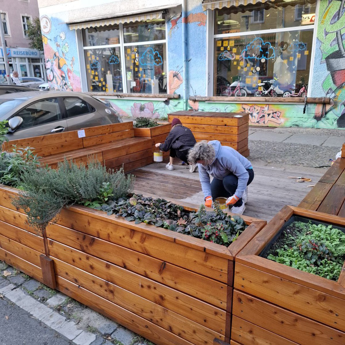 Weitling Kiezblock (@weitlingk) on Twitter photo Heute haben wir unser #Parklet in der Margaretenstr. winterfest gemacht und geölt, damit die Menschen im Kiez noch lange Freude damit haben :)
Danke <a href="/Philipp_Gruen/">Philipp Ahrens</a> fürs Mitmachen und das Foto! Heute haben wir unser #Parklet in der Margaretenstr. winterfest gemacht und geölt, damit die Menschen im Kiez noch lange Freude damit haben :)
Danke <a href="/Philipp_Gruen/">Philipp Ahrens</a> fürs Mitmachen und das Foto!