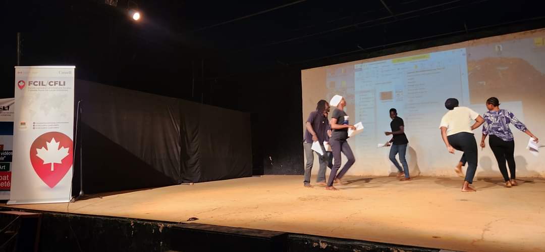 CanEmbBFA's tweet photo. Our Political Counselor @MarieFVary proceeded to the launch of @gambidi's “Artistic and educational laboratory for peace” Project financed by Canada Fund #CFLI 🇨🇦.

With art, strengthening citizenship and commitment of students for #peace and #socialcohesion in #BurkinaFaso 🎭🎨 https://t.co/zBrHkVkEh9