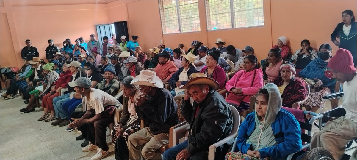 ProasolHN's tweet photo. Cumpliendo al pueblo hondureño #PROASOL entrega el #BonoORo, #BonoEsperanza y #BecasSolidarias en el municipio de Santa María del departamento de La Paz, llegando de manera digna y con atención de calidad a todos los sectores más vulnerables. #XiomaraSíCumple. https://t.co/RZBcxyCa4C