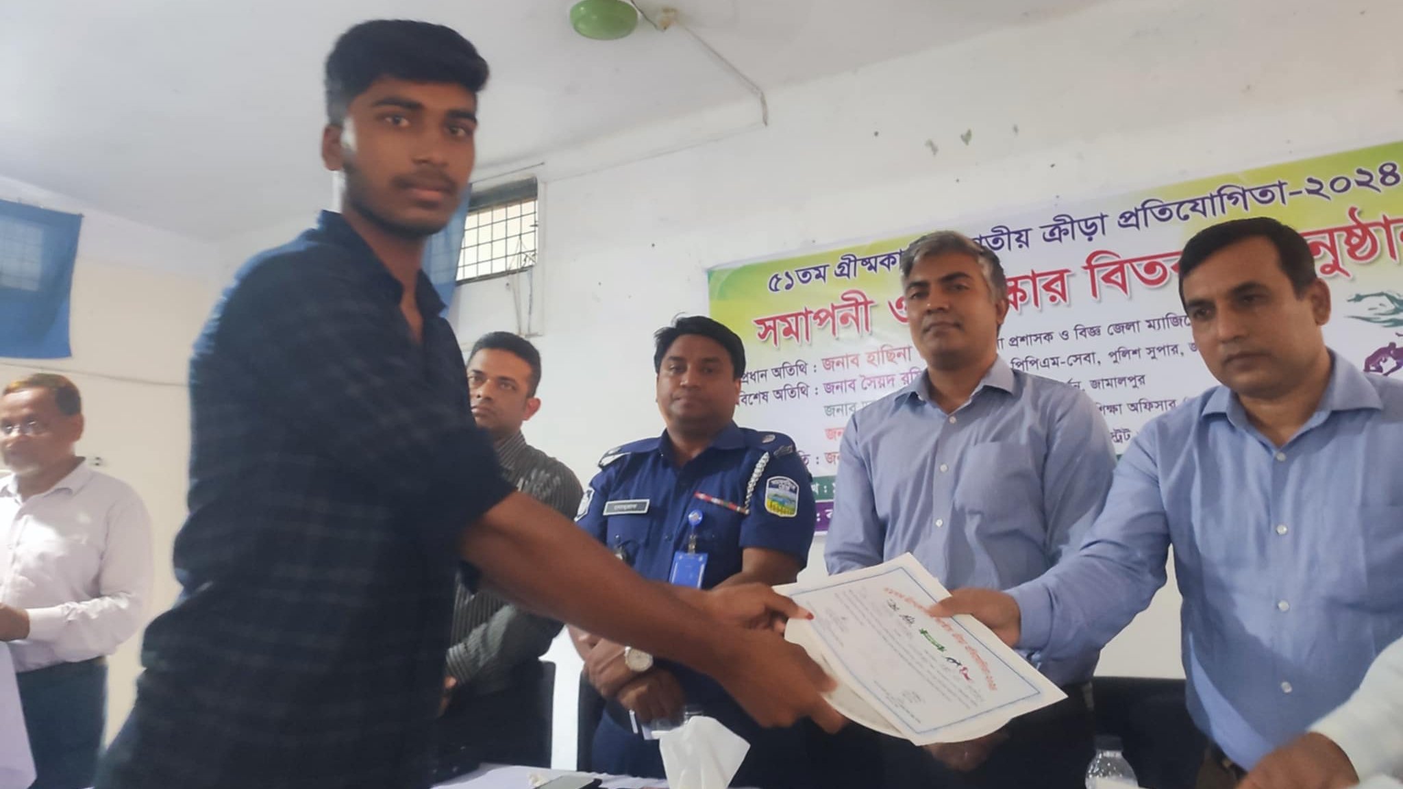 মাদারগঞ্জের সজিব সাঁতার প্রতিযোগীতায় জেলায় প্রথম