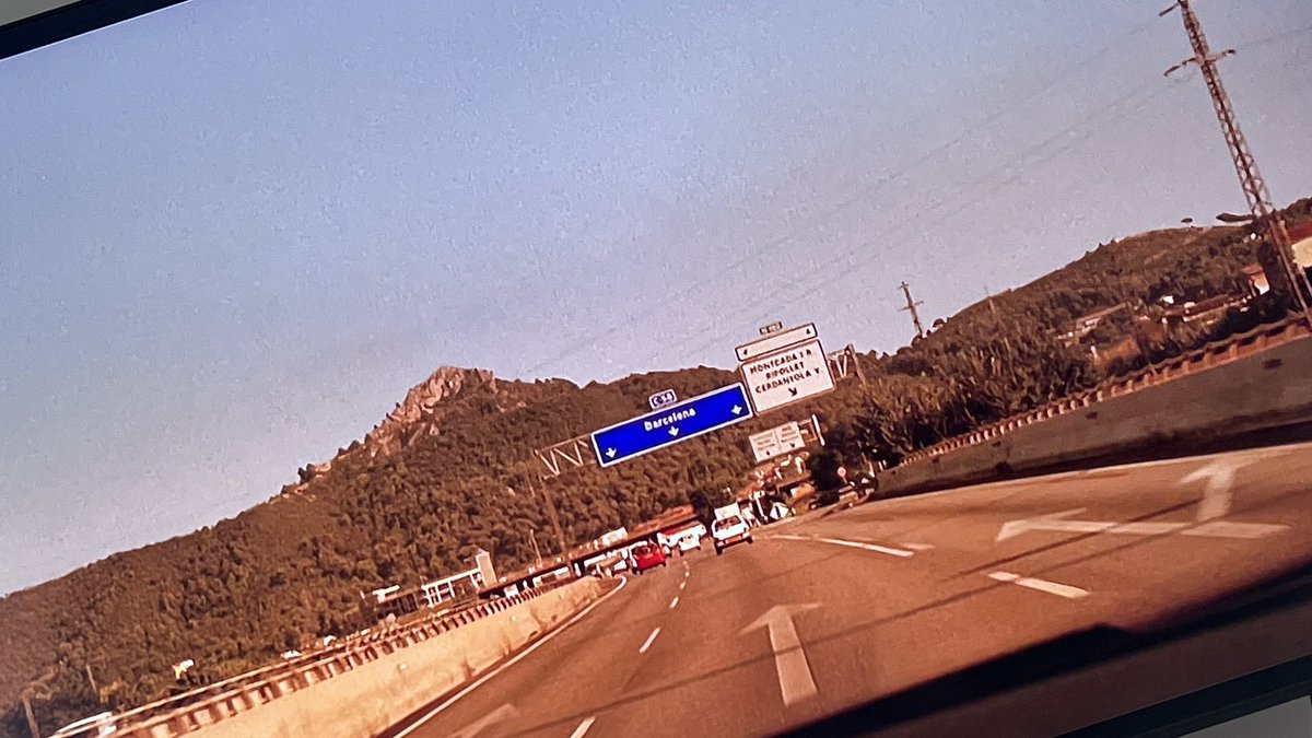 Voy a ver Vicky Cristina Barcelona por 1a vez. Min 1:21. Por qué tienen que coger la c-58 pasando por Montcada para ir del aeropuerto a la ciudad?