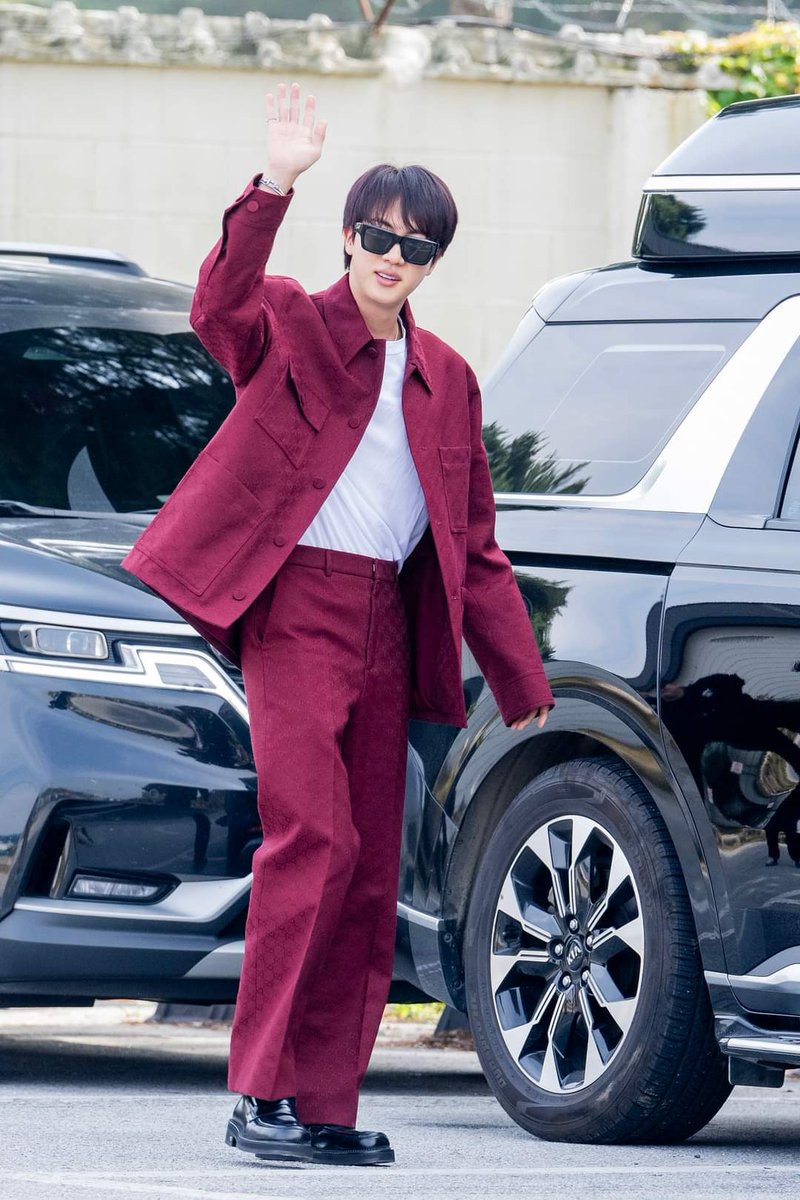 SeokjinGlobal's tweet photo. [FACEBOOK] 241019
Gucci Facebook update with Jin

"Global Brand Ambassador Jin from BTS was recently spotted in a Gucci Rosso Ancora look with a pair of Gucci Eyewear sunglasses by Creative Director Sabato De Sarno."
🔗: https://t.co/bpc6rUQ94F

FACE OF GUCCI JIN
JIN GUCCI GLOBAL AMBASSADOR 
#JinxGucci #Gucci @Gucci