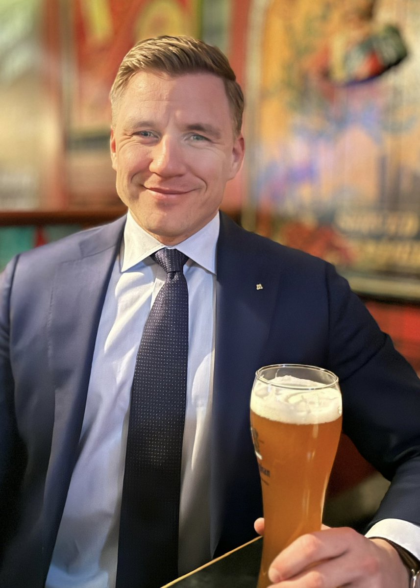 FredrikKarrholm's tweet image. I dag är det två år sedan Sverige fick en ny och borgerlig regering.

I dag är inflationen hejdad, bränslepriserna lägre, elpriserna lägre, skatter sänkta, migrationen kontrollerad och vi trycker tillbaka gängen.

Och vi har bara börjat. Glad fredag!