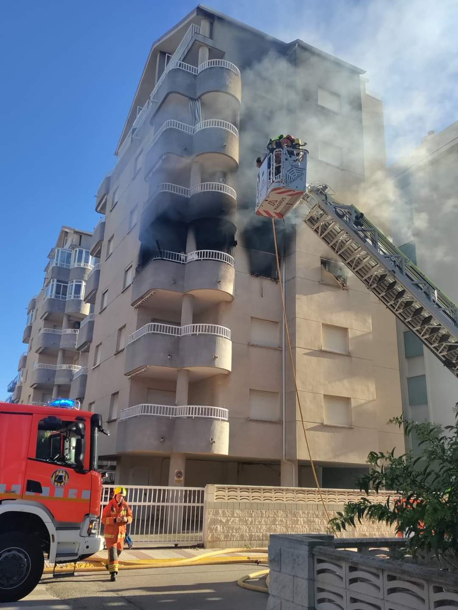 VOSTcvalenciana's tweet photo. 🔥 Varias dotaciones de @BombersValencia, #PoliciaLocal, @GuardiaCivil y recursos de @GVASESCV movilizados a incendio de vivienda en #Daimus/#Daimuz (V). Se ha movilizado también helicóptero sanitario al lugar para la atención de un herido con diversas quemaduras 🏥
📸 @radiogandia