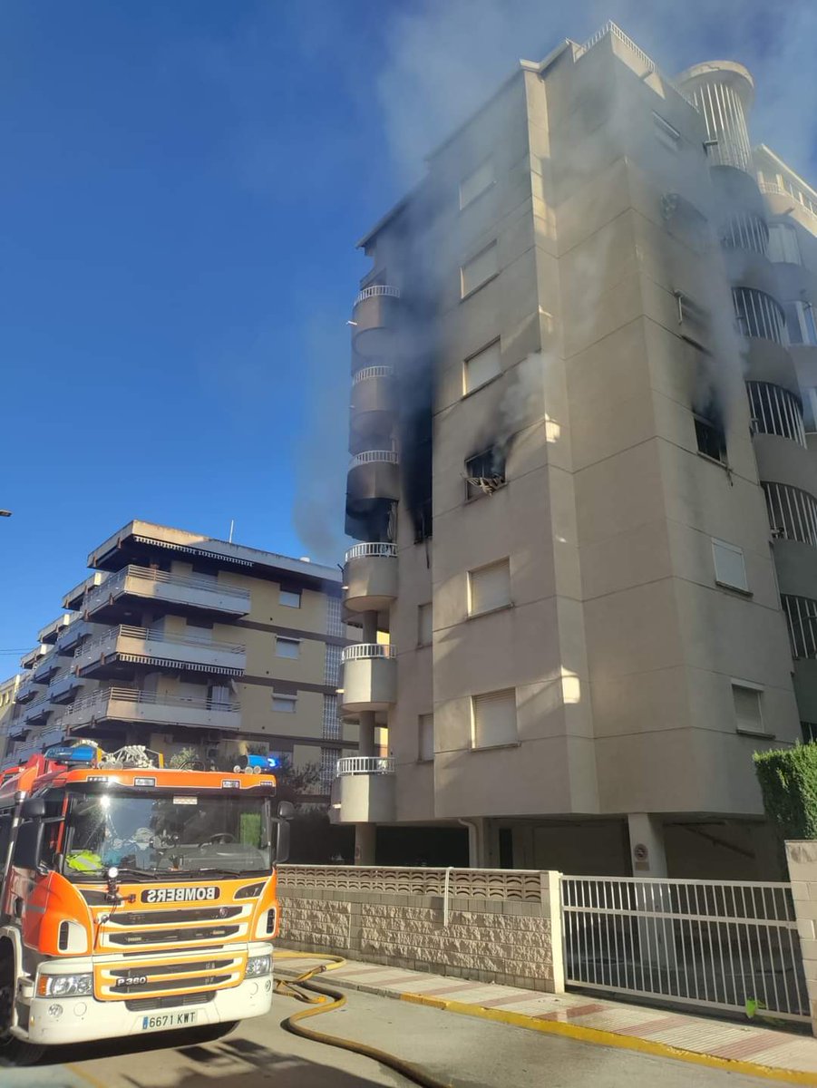 VOSTcvalenciana's tweet photo. 🔥 Varias dotaciones de @BombersValencia, #PoliciaLocal, @GuardiaCivil y recursos de @GVASESCV movilizados a incendio de vivienda en #Daimus/#Daimuz (V). Se ha movilizado también helicóptero sanitario al lugar para la atención de un herido con diversas quemaduras 🏥
📸 @radiogandia