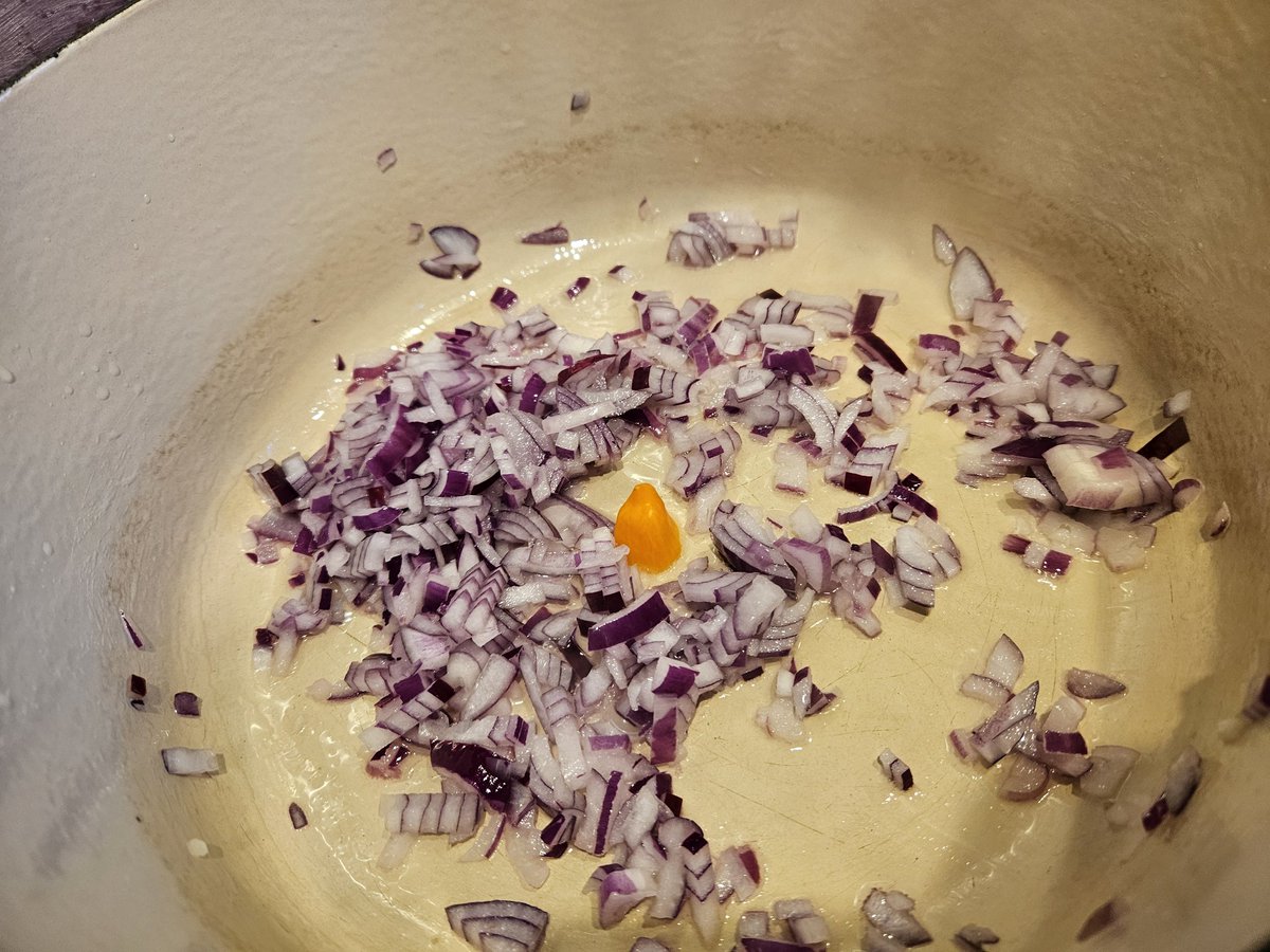 Chili maken met de eerste habanero uit eigen tuin. Ook al is het de kleinste hij doet toch best pijn.