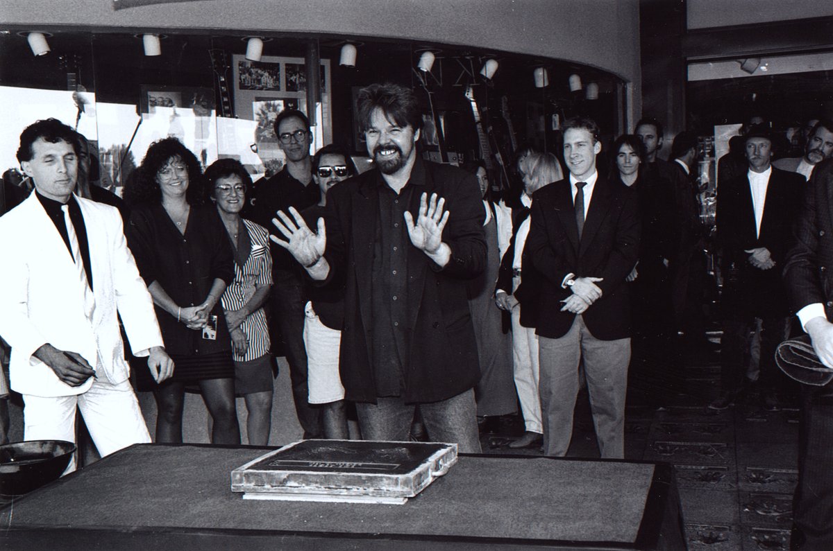BobSeger's tweet image. 10-18-1994: Bob Seger adds his handprints to the Hollywood Rock Walk, a week before the release of the Greatest Hits album.
bobseger.lnk.to/GreatestHits