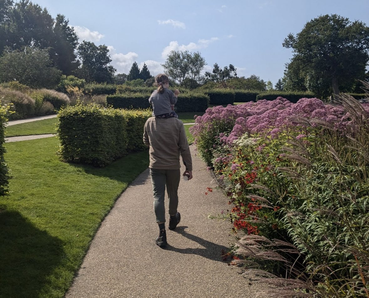 👁️ Did you know the human eye can see more shades of green than any other color? 💚 Our vision is finely tuned to nature’s beauty! Surrounding yourself with green spaces can boost mood, reduce stress, and improve focus. 🌿 #NatureHealing #GreenSpaces #EyeFacts #Wellbeing