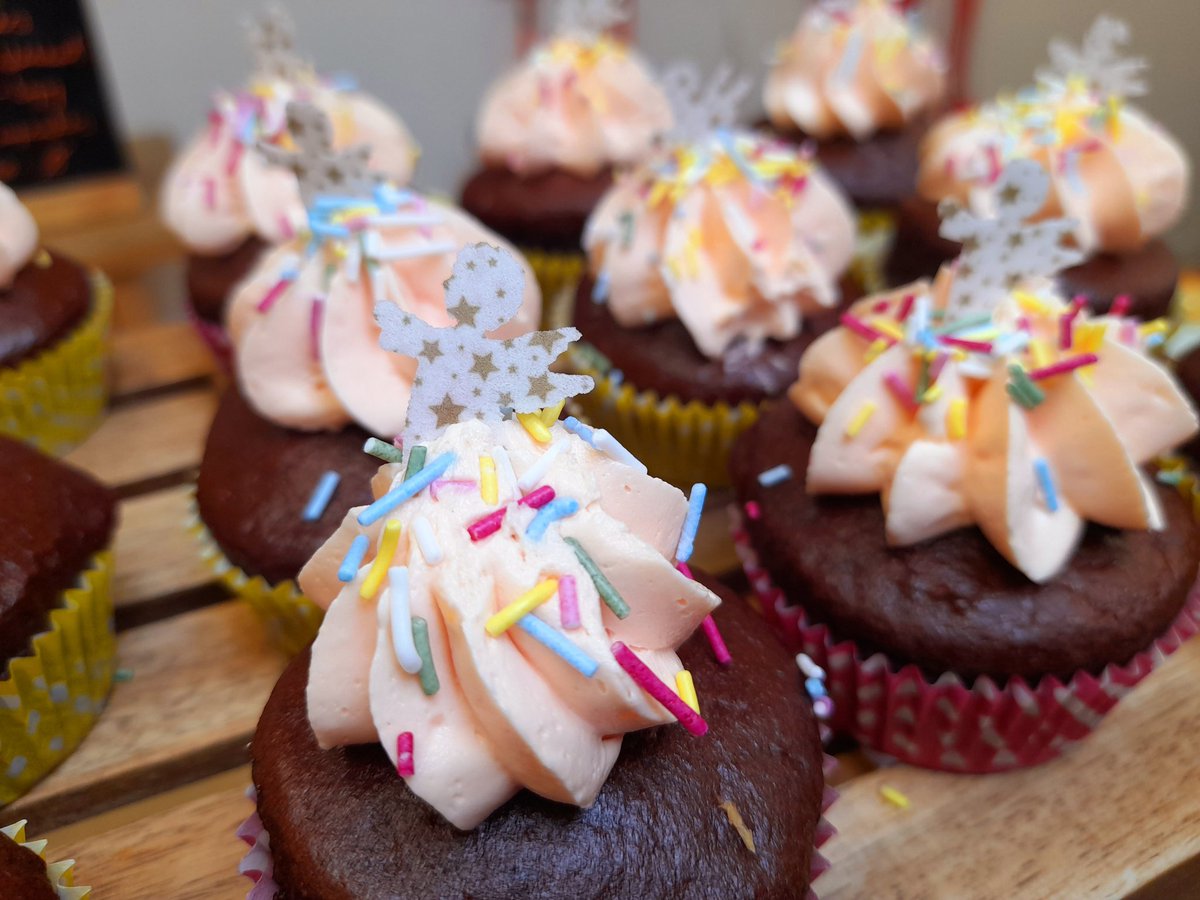s_stbernard's tweet photo. Guardian Angels day cupcakes 
@HolroydHowe 
@MaryMar89923871 
@melrahaman https://t.co/G5oXognrHt