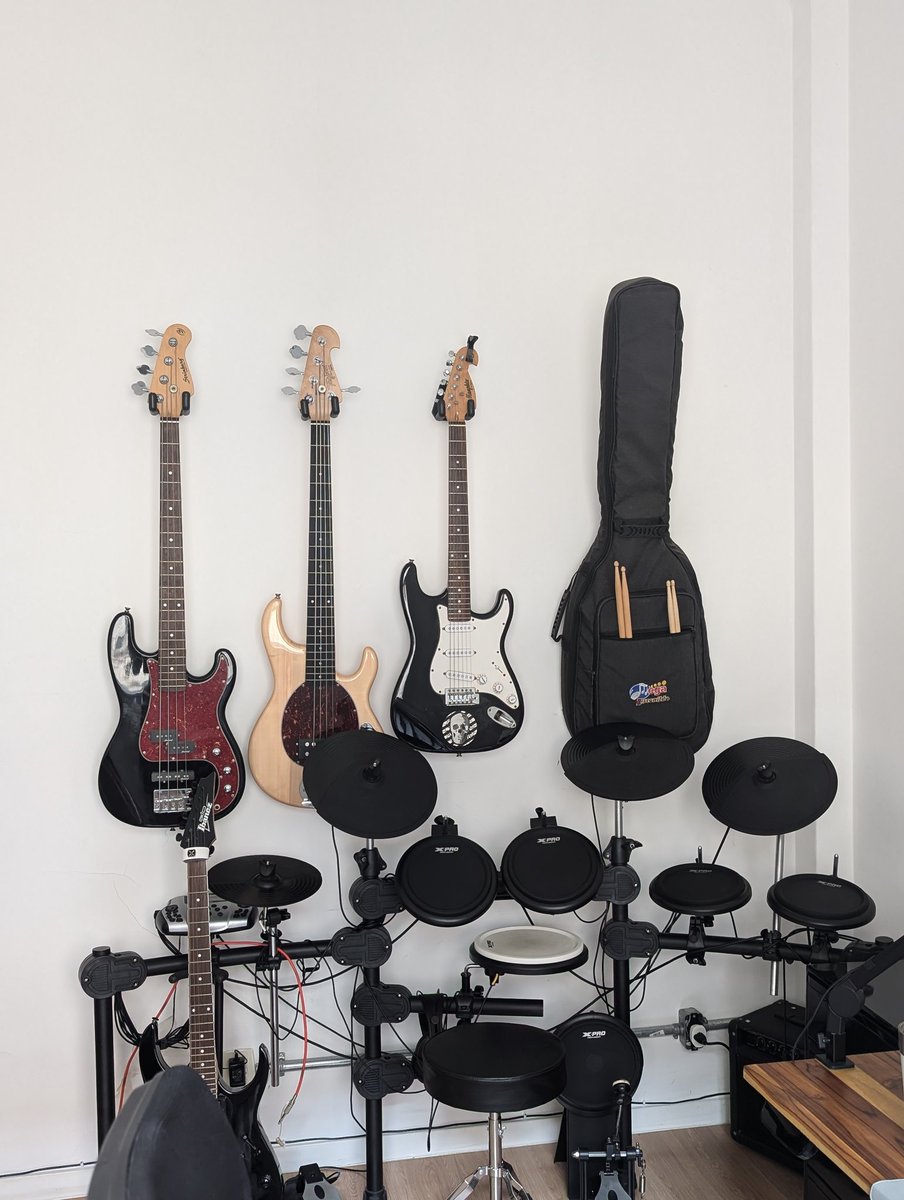 igorrehem's tweet photo. Tô realizando o sonho de me tornar uma banda de uma pessoa só. Vou gravar um cover de guitarra+bateria+baixo e talvez voz 👀 https://t.co/kwPpbo7KUX
