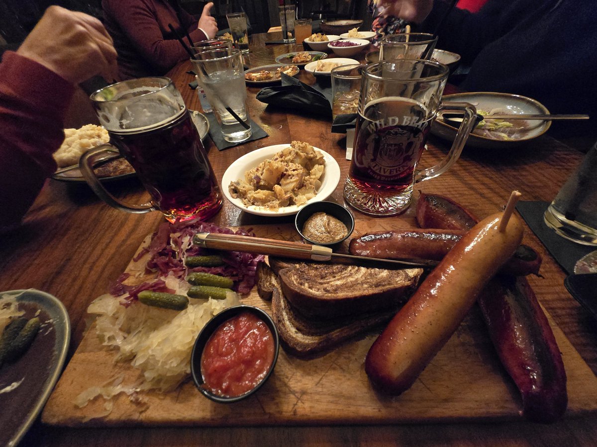 The Monster Hunter cats have outdone themselves again 🍻