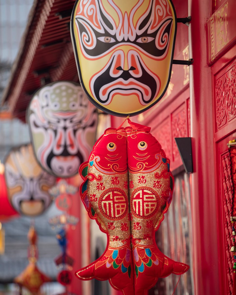 WildChina's tweet photo. #BeijingOpera is renowned for its elaborate makeup and costumes, each color and design conveying the character’s traits and emotions. The vibrant face paint and ornate attire add depth to the storytelling, blending tradition with dramatic artistry. https://t.co/627P9WZBUq