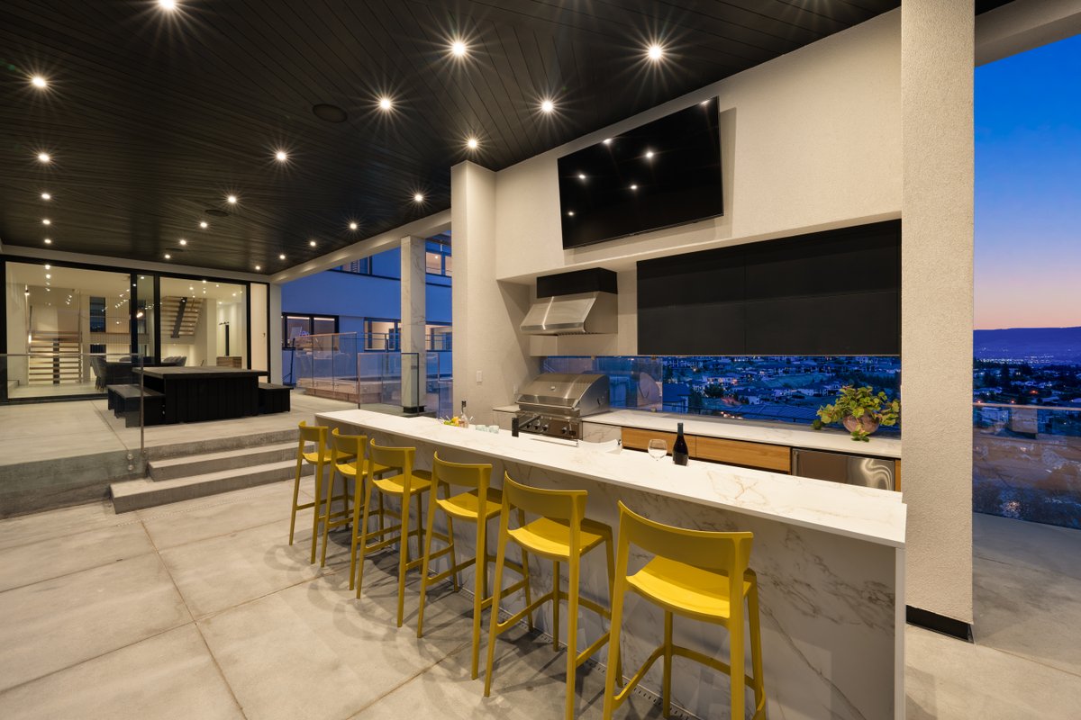 RestNest_'s tweet photo. Just got our hands on one of the most sought-after homes in West Kelowna—brand new and pure luxury. Ready for its first guests to enjoy those stunning lake views. Not many like this one out there. 🌊📷 #KelownaLiving
https://t.co/zD73AAdxzL https://t.co/Bl9VldnH25