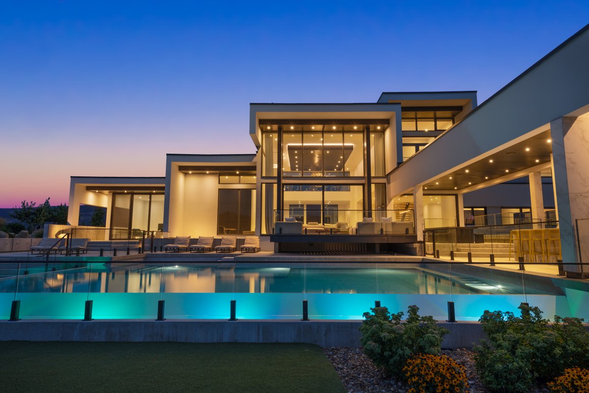 RestNest_'s tweet photo. Just got our hands on one of the most sought-after homes in West Kelowna—brand new and pure luxury. Ready for its first guests to enjoy those stunning lake views. Not many like this one out there. 🌊📷 #KelownaLiving
https://t.co/zD73AAdxzL https://t.co/Bl9VldnH25