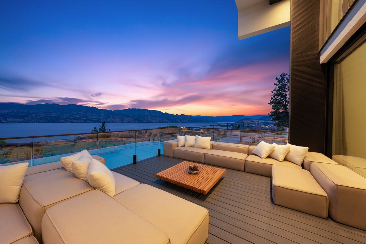 RestNest_'s tweet photo. Just got our hands on one of the most sought-after homes in West Kelowna—brand new and pure luxury. Ready for its first guests to enjoy those stunning lake views. Not many like this one out there. 🌊📷 #KelownaLiving
https://t.co/zD73AAdxzL https://t.co/Bl9VldnH25