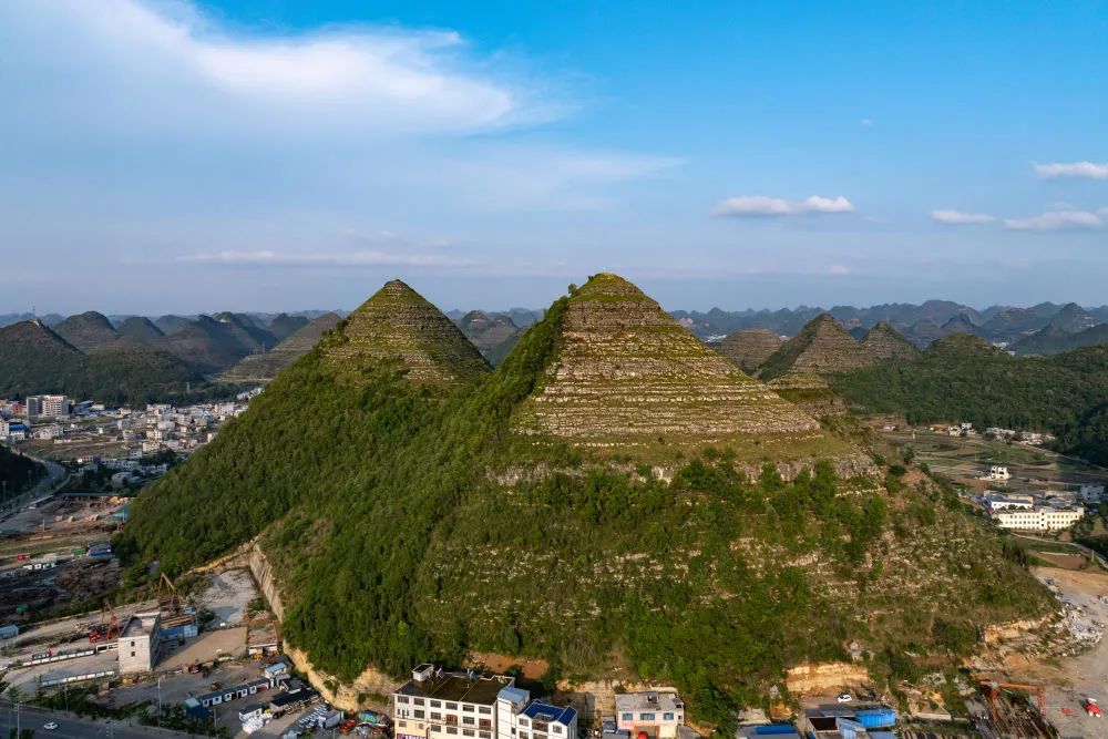 amazingguizhou2's tweet photo. ⛰Did the mysterious Egyptian pyramids move to #Guizhou? - #Anlong Pyramids
In the outskirts of #Anlong County, #Guizhou Province, several mountains, approximately 150 meters high, have attracted many visitors. With broad bases and sharp peaks, these mountains feature distinct angular shapes and layered rock formations that resemble "pyramids". Interestingly, these "Anlong Pyramids" are also located near the 30th parallel north, just like the "Egyptian pyramids", adding an air of mystery.
However, unlike the Egyptian pyramids, the Anlong pyramids are natural formations. These orderly conical "pyramids" belong to karst topography and were formed from dolomite rock over 200 million years ago. Periodic tectonic movements have caused the rocks to exhibit clear layering, and ongoing erosion of karst landforms has resulted in significant erosion in the upper rock layers, while the lower layers remain relatively intact. The simultaneous erosion in both horizontal and vertical directions creates the sharp peaks and broad bases that give these mountains their pyramid-like appearance.
This unique natural wonder showcases the incredible craftsmanship of nature and offers surprising beauty. Would you like to see the "pyramids" of Guizhou?💫
📷Image Source: Xinhua News
#AmazingGuizhou #AnlongPyramid #Guizhou #KarstTopography #NaturalWonders #MountainTourism #DolomiteRock #UniqueLandforms #ChineseGeography #NatureCraftsmanship #VisitorAttractions #TectonicMovements #Erosion #GuizhouTourism