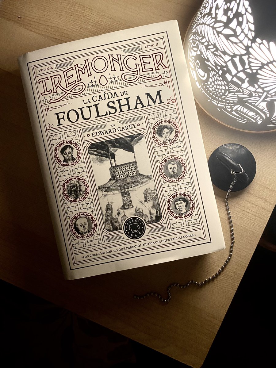 ana_b_nieto's tweet photo. Terminada “La caída de Foulsham”, trilogía #Iremonger del genial @EdwardCarey70, pura magia literaria, de lo mejor que le ha pasado al fantástico en los últimos años ✨✨✨✨✨
En esta novela continúan las andanzas del tierno, educadísimo y puro Clod Iremonger (¡el amigo de las cosas!) y de la criada Lucy Pennant, su complementaria perfecta, que le espabila por ser una chica de la calle (o más bien de la ciudad vertedero).
De los secretos de la mansión Heap House hemos pasado a los de la Casa de la Hoja de Laurel, una fábrica que esconde maravillosas (y horripilantes) claves sobre la ciudad.
Todo lo que hace Carey es inteligentísimo. Los misterios te dejan con la boca abierta, voy de sorpresa en sorpresa. Los personajes son únicos, me tienen enamorada, me encanta estar con ellos. Son un amor.
El estilo, el tratamiento de las cosas, tan humildes (¡no confíes en ellas!). Todo tiene un aire 100% inocente con un río siniestro subterráneo. Este combinado es explosivo. No puedes creer lo que estás leyendo, pero todo es tan bonito, tan de fábula…
Foulsham tiene momentos memorables (gracias rippitiremongerrippit). Quizás Roald Dahl sea quien más se le parece, pero… a la vez esto es único. Lo recomiendo mil veces y lo único triste es que solo me queda un libro y que los voy a echar muchísimo de menos. Aquí hay una fan absoluta 🙌🏻
Bravo @BlackieBooks ¡y qué edición! (el acabado es increíble y en todos los capítulos hay acuarelas en blanco y negro del autor). Un verdadero tesoro 👑 que bien valdría su medio soberano de oro 😉