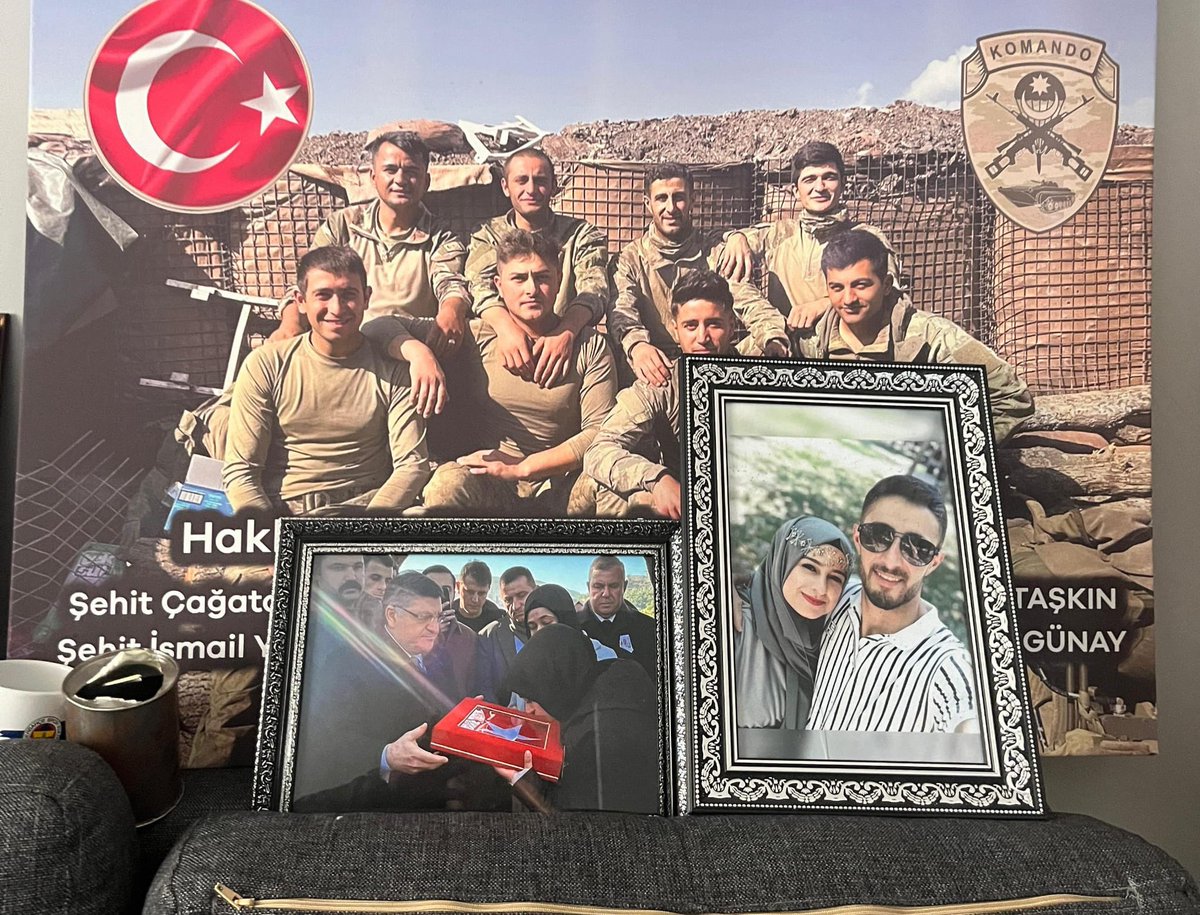TCSinopValiligi's tweet photo. 🇹🇷Ruhun Şâd Olsun Şehidim…Emanetin… Emanetimizdir…
📌Valimiz Dr. @mustafaozarslnn ’ın eşi Reva Beray Özarslan Hanımefendi, Boyabat Kaymakamı Enver Yılmaz’ın eşi Zahide Yılmaz ile birlikte,
#Sinoplu Kahraman Şehidimiz Piyade Sözleşmeli Er Çağatay Erenoğlu’nun kıymetli eşi ve çocuklarını ziyaret ettiler.
Kahraman şehidimizin emaneti olan evlatlarımız Elif Gökçe ve Cemre Nare ile yakından ilgilenen Hanımefendi, şehidimizin vasiyeti üzerine kızlarımıza #Fenerbahçe forması hediye etti.
🇹🇷Vatan mukaddesatı uğruna canlarını feda eden bütün şehitlerimizi rahmetle ve minnetle yâd ediyoruz.
Ruhları Şâd Olsun.
📍Boyabat
#ŞehitlerÖlmez🇹🇷
#ÇağatayErenoğlu🇹🇷