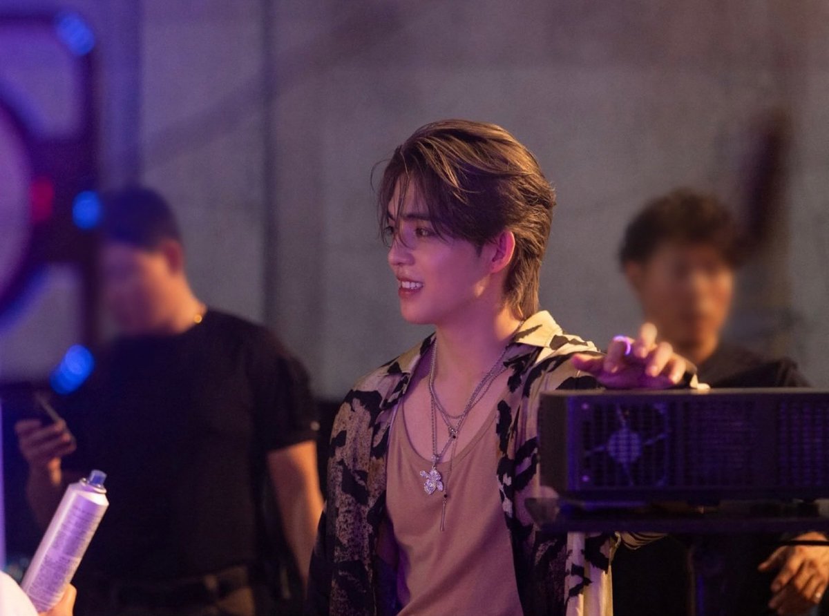 Behind the scenes of the MV shoot, these candid shots reveal a moment where I’m completely absorbed in the character. As I dive deeper into the song, I’m focused on capturing every nuance. The serious expression shows the intensity of connecting with the song’s story.
