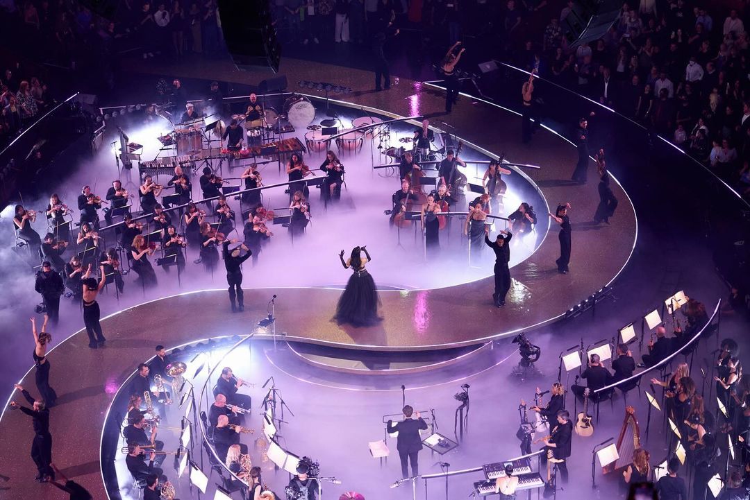 DUALIPA's tweet photo. Last night I performed in my hometown, London at The Royal Albert Hall. Standing in the middle of that room, standing on the shoulders of giants who have performed there before me, the energy of last night will be forever be engrained in my heart. This has been something that i've been dreaming of putting together for so many years. I've always had the urge to reimagine my songs with an orchestral arrangement and who better to do it with than The Heritage Orchestra. I was spoilt with the best seat in the house. A 53 piece orchestra, a 14 person choir, a 7 person band and me in the middle of it all. An unbelievable night, i'm still pinching myself. Thank you to my team on stage and off for working so tirelessly around the clock. They are the most incredible and the most hardworking in the bizzz for helping me pull this together. Thank you to our conductor for the evening Ben Foster. Thank you to my wonderful, most glamorous friend Elton John for joining me on stage to sing our song together. The roars from the crowd last night I think reverberated throughout London. Thank you to everyone who came to join us last night for this very very very special evening. I feel like I could cry just writing this!!! I wanna do it again again again!!!!