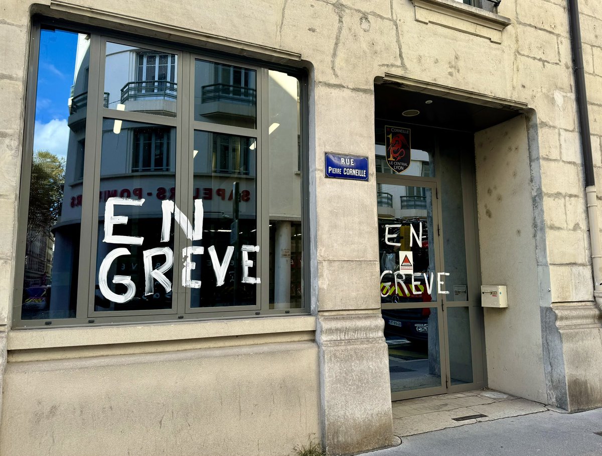 Tiffany_Joncour's tweet image. Grève des #pompiers du #Rhône : les agents du #SDMIS poursuivent leur mobilisation.

Je continuerai de leur apporter mon soutien jusqu’au bout, leur voix doit être entendue. 🧑🏻‍🚒🚒