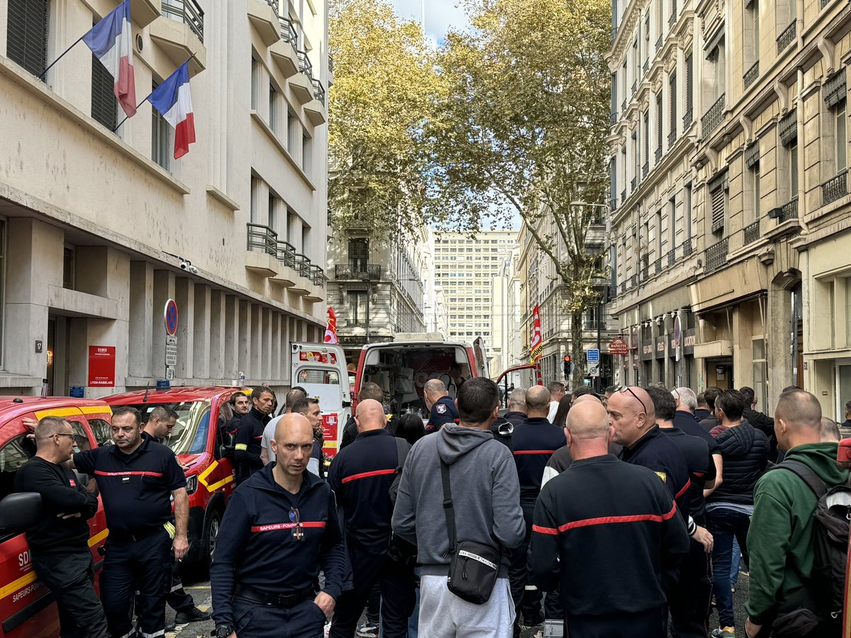 Tiffany_Joncour's tweet image. Grève des #pompiers du #Rhône : les agents du #SDMIS poursuivent leur mobilisation.

Je continuerai de leur apporter mon soutien jusqu’au bout, leur voix doit être entendue. 🧑🏻‍🚒🚒