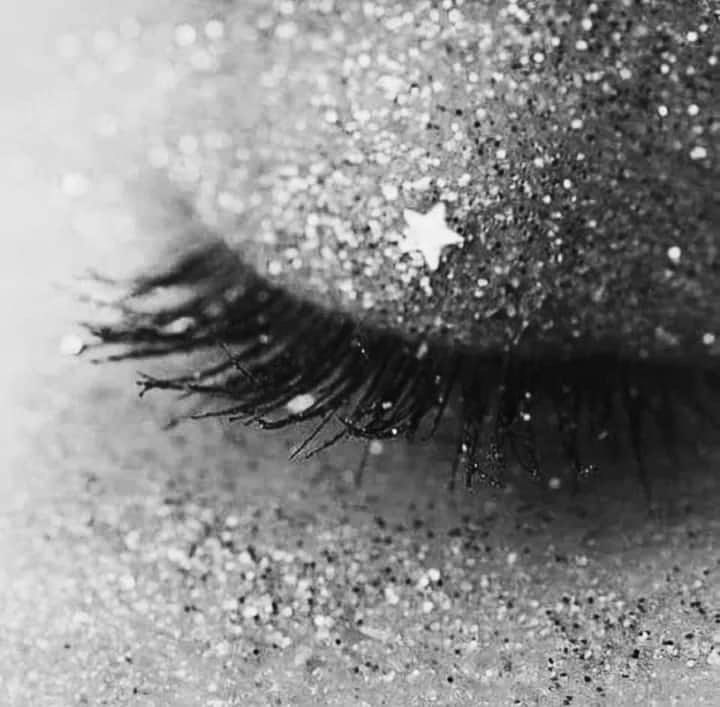 danabi_b's tweet photo. Poche persone amano in maniera incondizionata ...
Poche persone ti portano con se soltanto per farti volare nel loro cielo ...
Poche persone salirebbero così in alto soltanto per portarti una stella.
Gli occhi
te li bacia solo chi ti ama davvero.
#chiAma
BONNENUIT✨
DaniB🖤 https://t.co/6OibfsVlbI