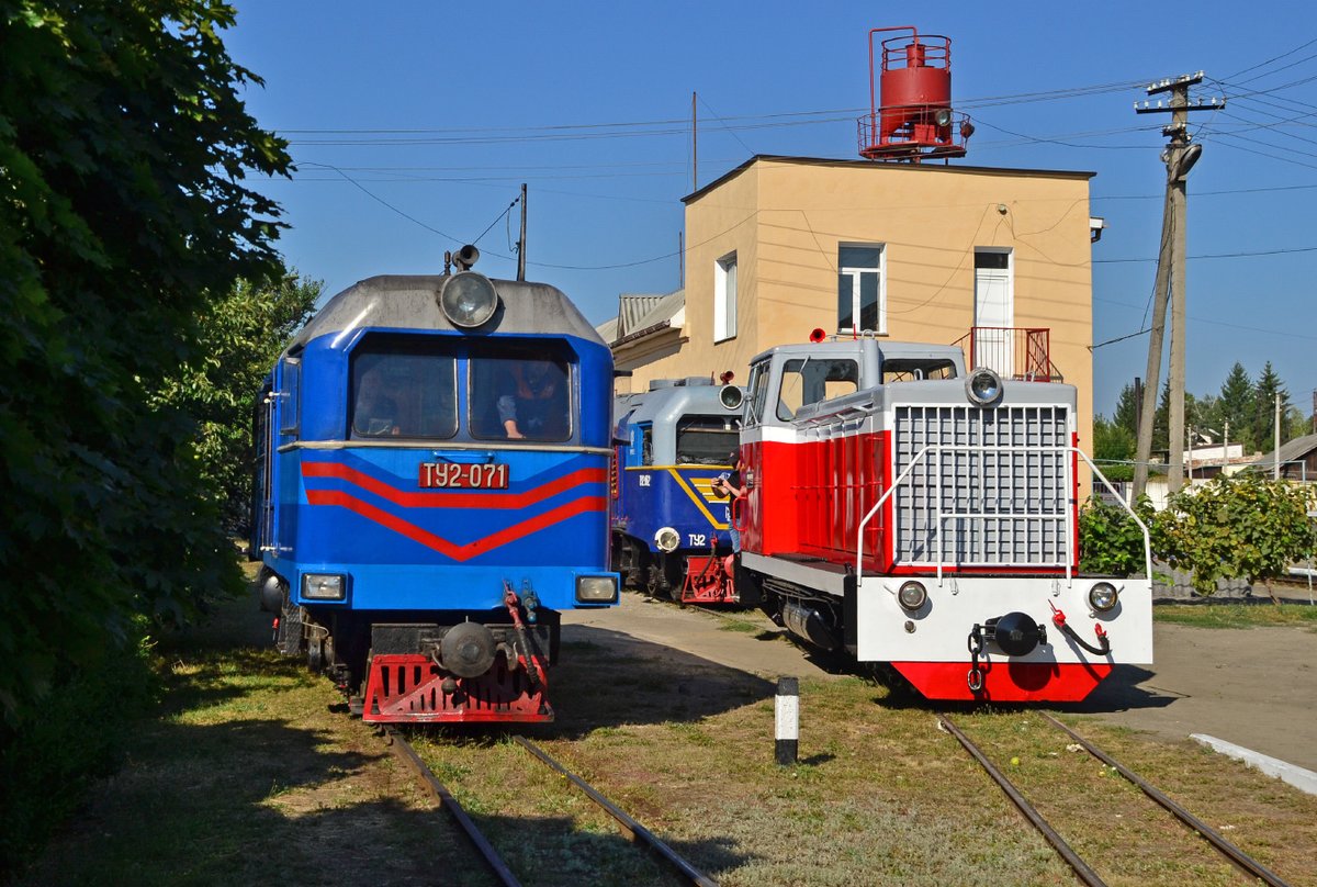 UraSlusar's tweet photo. Вузькоколійні тепловози #ТУ2 071 та #ТУ7А 3108 в депо Гайворон
Narrow gauge diesel locomotives #TU2 071 and #TU7A 3108 at the depot Haivoron
Дата фото: / Photo date: 19.08.2023
#NarrowGauge #NarrowGaugeRailway #FeldBahn #EisenBahn #DieselLocomotive #TU7a #Oldtimer #Railfan https://t.co/kek6zPqdxk