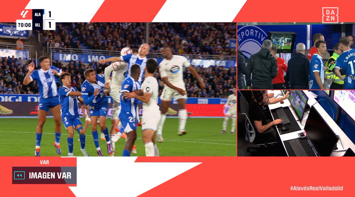 🖥️💥 El VAR entró a valorar una acción muy gris en el Alavés - Real Valladolid.

👉🏻 Guridi desvía el remate de Javi Sánchez tocando el balón con una zona muy próxima al hombro.

❌ NO ES ACCIÓN DE VAR.

▪️ No se trata de un error claro y manifiesto de Melero López en el césped.