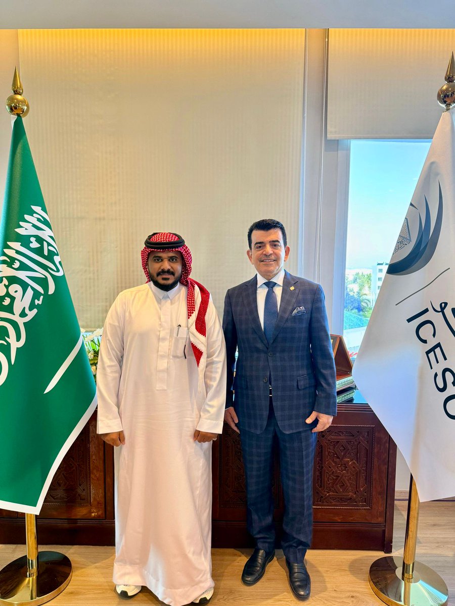Ainopth's tweet photo. المدير العام للإيسيسكو يستقبل الدفعة الثالثة من متدربي #مؤسسة_محمد_بن_سلمان
#مسك” استقبل الدكتور سالم بن محمد المالك، المدير العام لمنظمة العالم الإسلامي للتربية والعلوم والثقافة (إيسيسكو)، اليوم الجمعة (18 أكتوبر 2024) بمقر المنظمة في دولة المغرب( الرباط) ، الدفعة الثالثة من متدربي شباب مؤسسة محمد بن سلمان "مسك" بالمملكة العربية السعودية، والذين يتلقون تدريبا مهنيا على مدى 10 أسابيع بإدارات وقطاعات ومراكز الإيسيسكو، في إطار التعاون والشراكة بين المنظمة والمؤسسة، وبالتنسيق مع اللجنة الوطنية السعودية للتربية والثقافة والعلوم.
ويمثل #جمعية_عين_لطب_العيون
المدير التنفيذي أ / وليد مجرشي